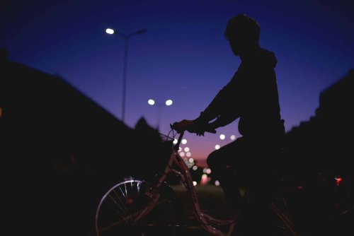 Faire du vélo la nuit en toute sécurité : les essentiels pour rester visible et en sécurité