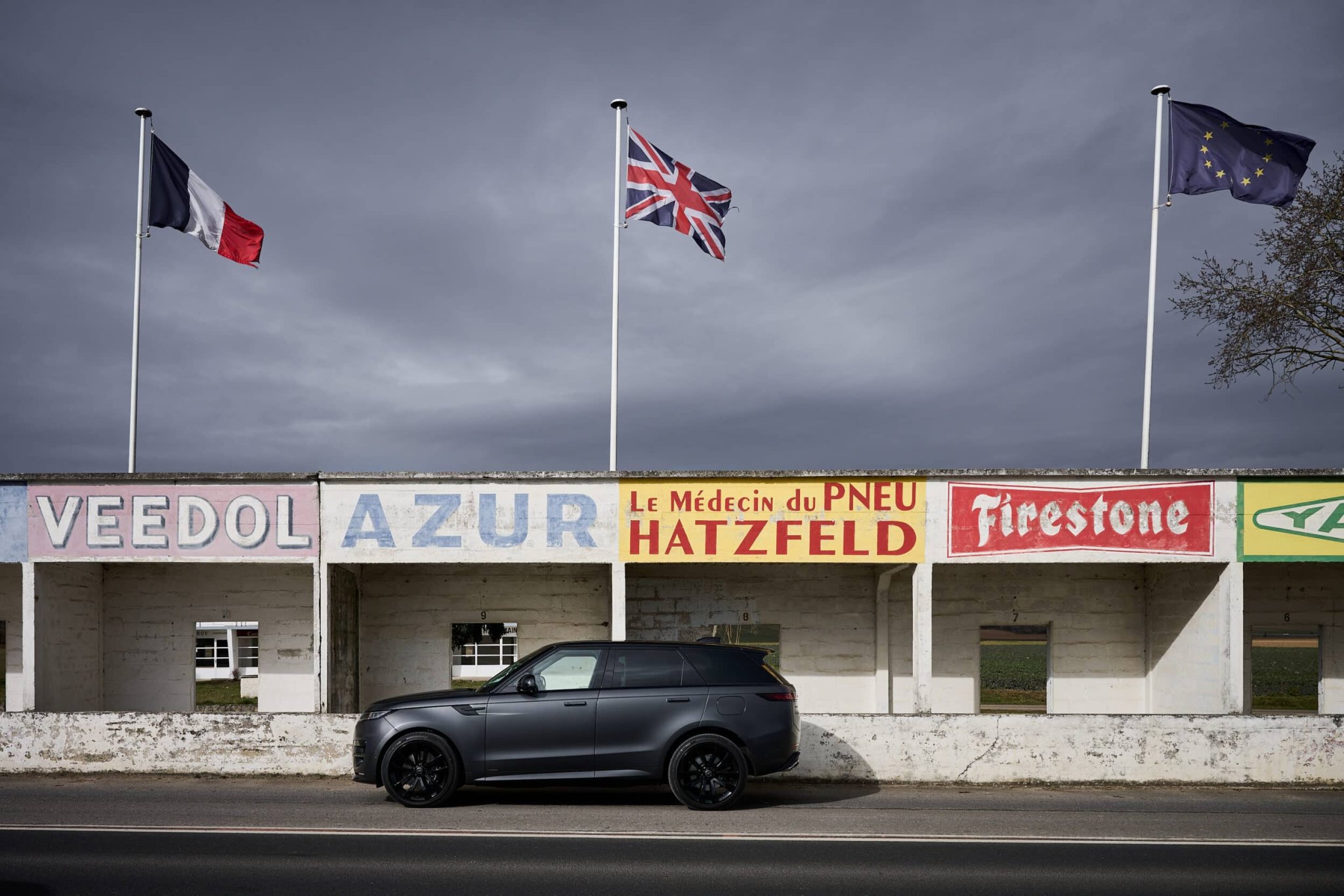 Vignoble, design contemporain et luxe : quand la route devient art de vivre à bord du Range Rover Sport