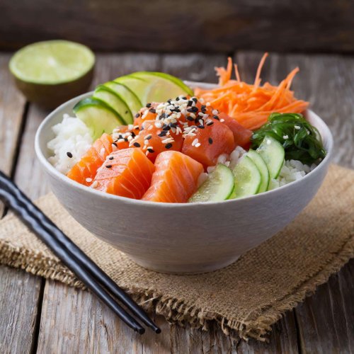 Préparez un poke bowl au saumon parfait en moins de 20 minutes grâce à ces astuces simples !