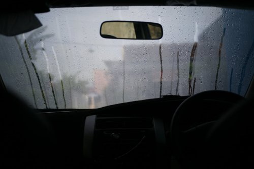 Cette astuce insolite vous permettra d’en finir avec la buée à l’intérieur de votre voiture
