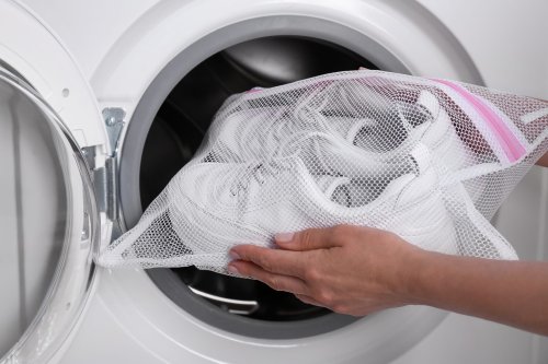 Arrêtez de mettre vos baskets dans la machine à laver : Cette astuce rapide va les rendre impeccables