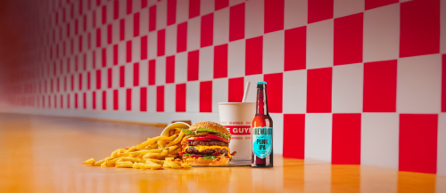 Personne ne l’attendait… et pourtant : La bière BrewDog débarque chez Five Guys, et ça promet !