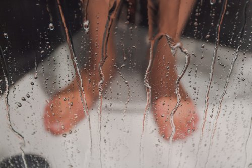 Uriner sous la douche : une habitude qui semble anodine mais qui peut être risquée