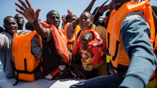 Crowdsourcing app allows everyone to help rescue refugees from the sea