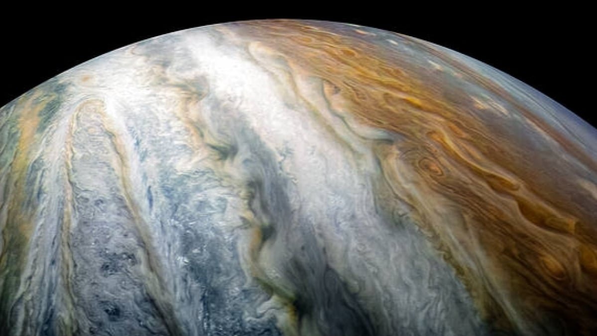 NASA spacecraft zooms over Jupiter's swirling clouds at 131,000 mph