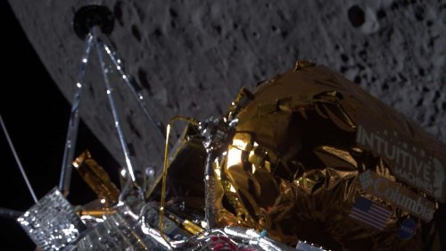 Intrepid spacecraft beams back vivid photo before moon landing