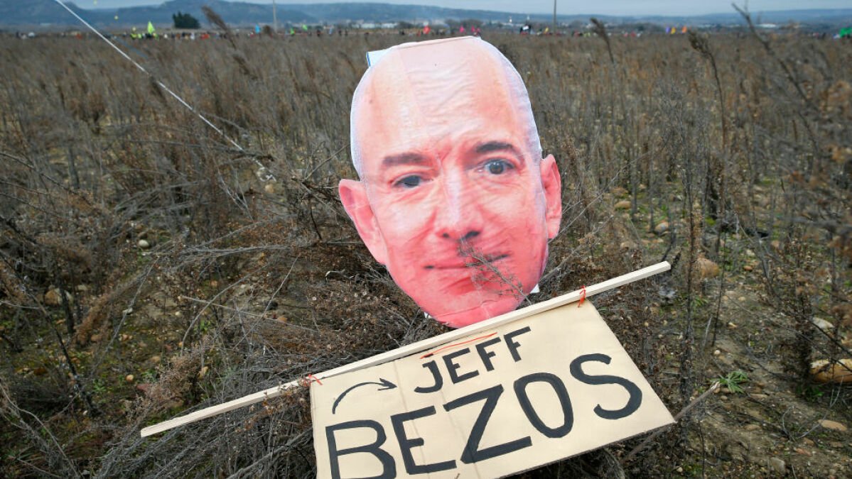 Twitter thinks it knows why Jeff Bezos stepped down as Amazon CEO