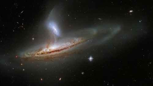 Extreme Hubble photo shows a galaxy ripping solar systems from another galaxy