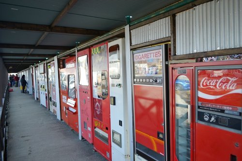 In Giappone c'è qualcuno che colleziona distributori automatici retro (e si possono provare tutti)