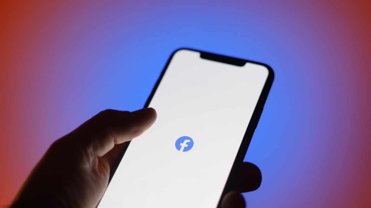 Facebook and Apple's PR war seriously heats up