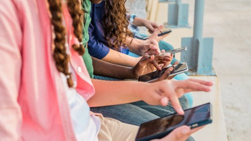Social media use may cause depression among young people, new study finds