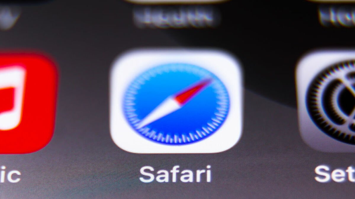 How to move Safari's search bar back to the top in iOS 15