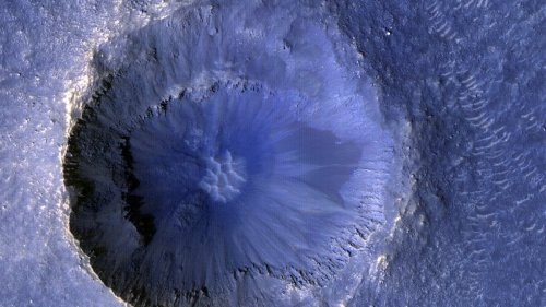 NASA spacecraft spots dramatic view of new impact crater on Mars