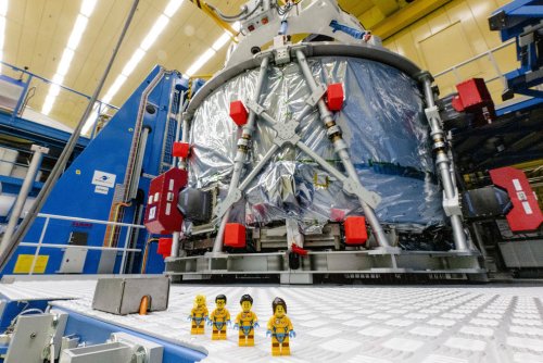 Alcune delle cose bizzarre che il razzo lunare della Nasa porterà in orbita (Lego compresi)