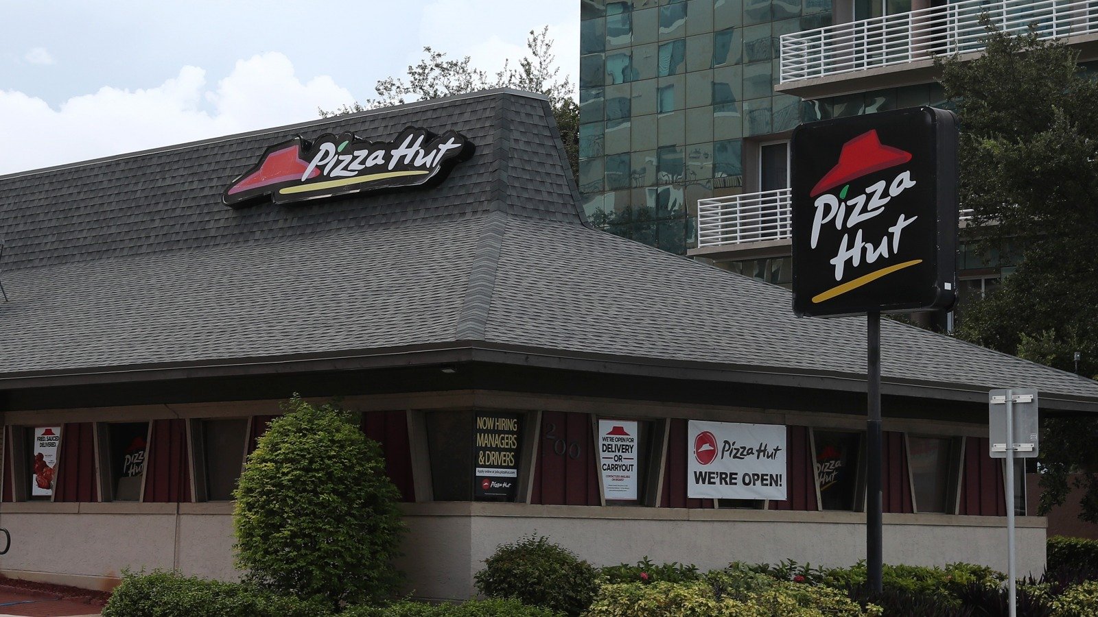 Workers Reveal What It's Really Like To Work At Pizza Hut - Mashed