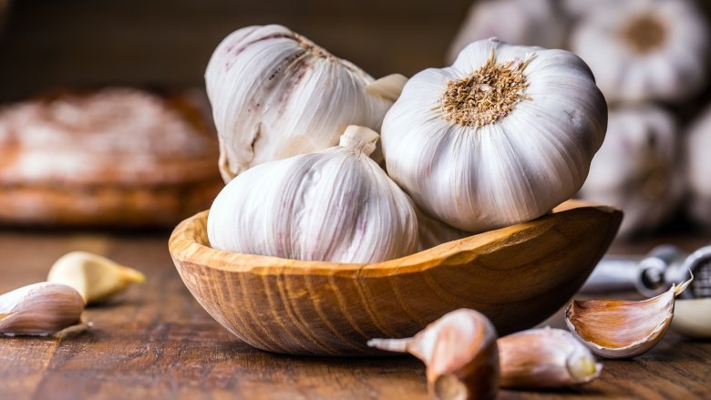 The Biggest Mistakes Everyone Makes When Cooking With Garlic