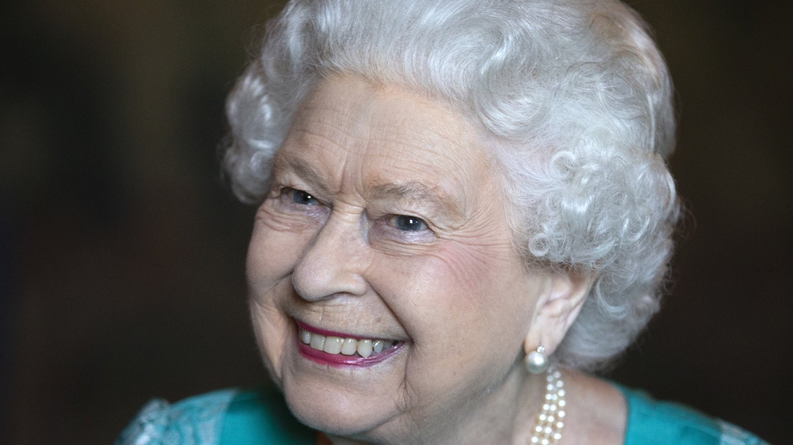 The Reason Queen Elizabeth Has To Eat A Burger With A Knife And A Fork
