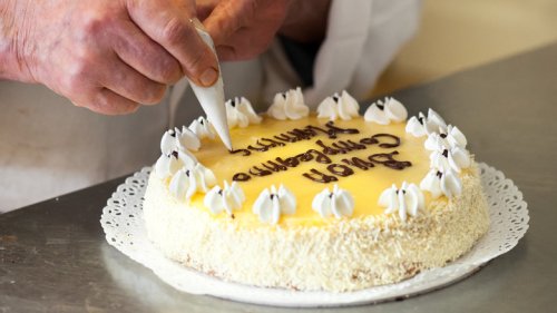The Toothpick Trick For Writing Messages On Cake With Ease