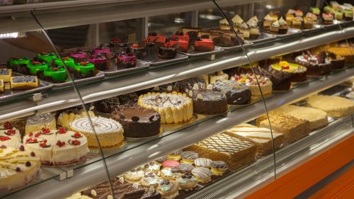 The 6 Best And 6 Worst Grocery Stores To Buy Cakes