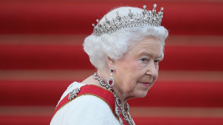 Foods That The Queen Forbade The Royal Family From Eating - Mashed