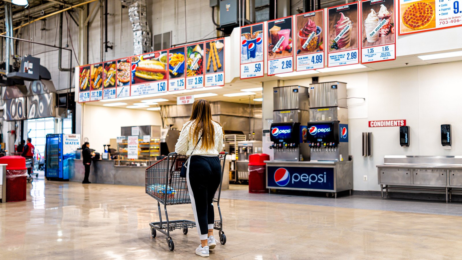 reddit-sides-with-an-angry-costco-customer-in-food-court-showdown