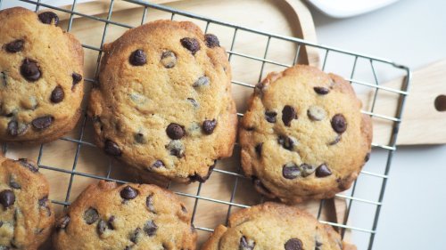 Here's What Happens When You Add An Extra Egg Yolk To Chocolate Chip Cookies - Mashed