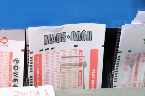 100-000-winning-mass-cash-ticket-sold-at-massachusetts-grocery-store