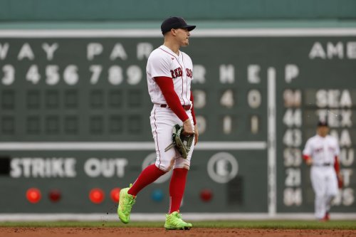 Kiké Hernández commits 2 more errors in Red Sox win; now leads MLB with 13