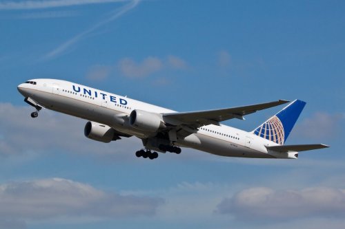 United Airlines Flight Attendant Announces ‘Armrest Rule’ That Breaks Middle Seat Etiquette