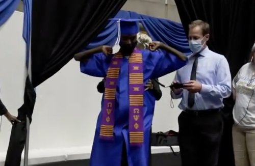 “I’ll be back. I’ll walk again”, Paralyzed former football player walks at his graduation for the first time in public after 12 years in a wheelchair