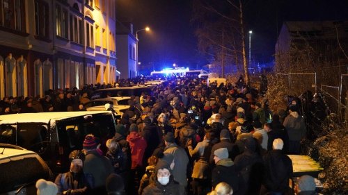 Polizei stoppt Corona-Demonstrationen in Dresden, Freiberg, Chemnitz, Zwönitz und Bautzen | MDR.DE