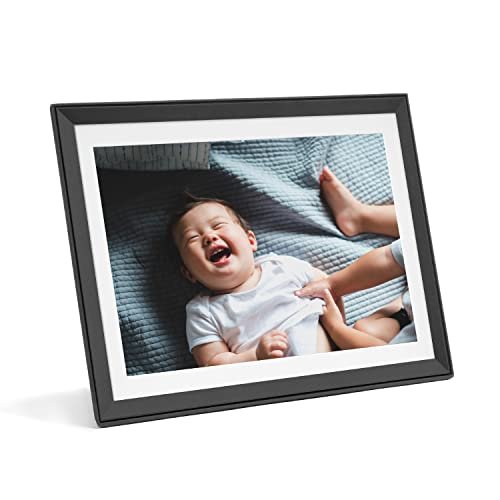 Share photos instantly using a smart digital picture frame