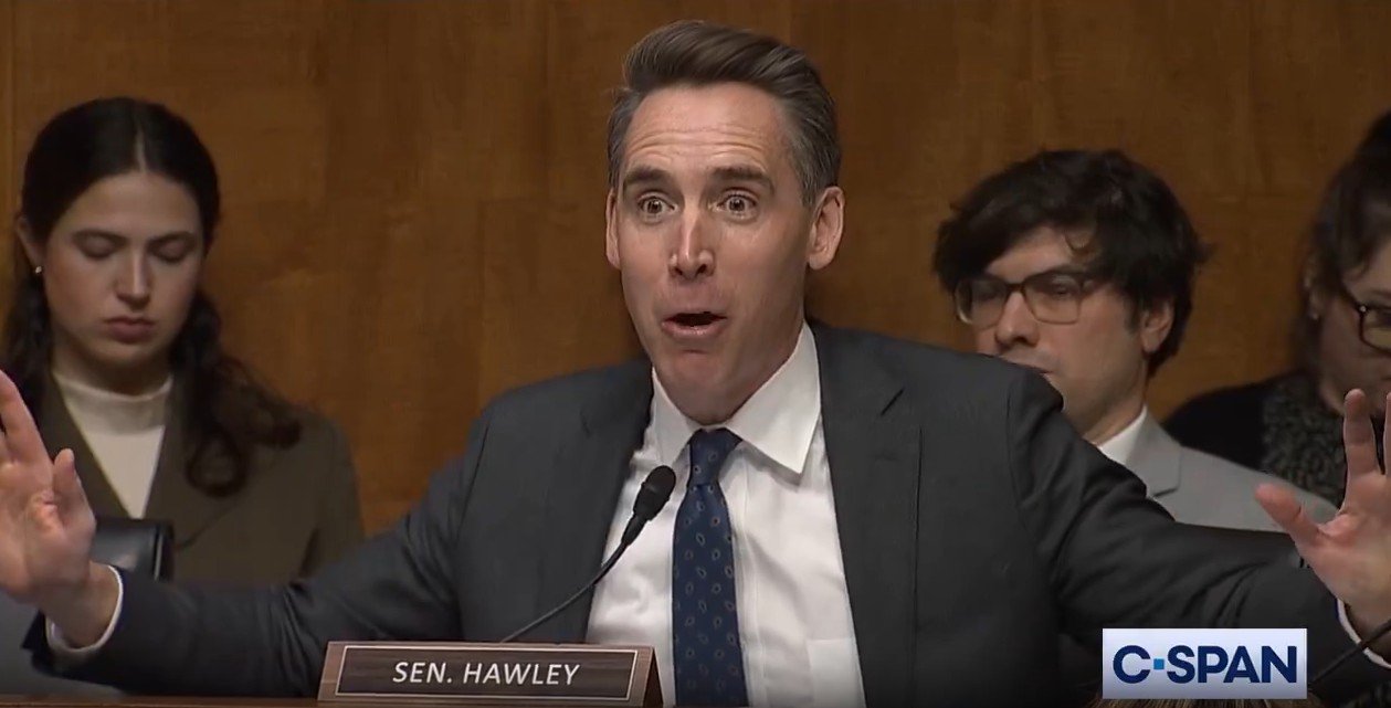 ‘It’s A Disaster!’ Josh Hawley Dresses Down Airline Execs In Senate ...