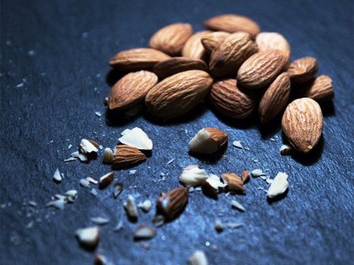 Weight loss: Could snacking on almonds help curb hunger?