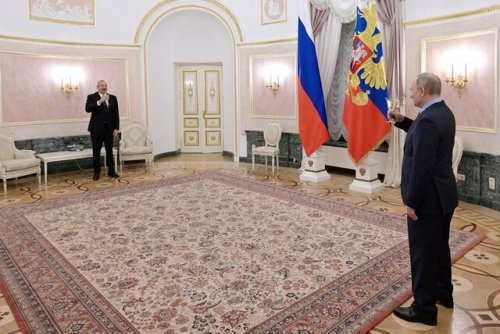Владимир Путин настолько опасается коронавируса, что для защиты пускает в ход все доступные народные средства: не только два гигантских стола, но еще и роскошный ковер!