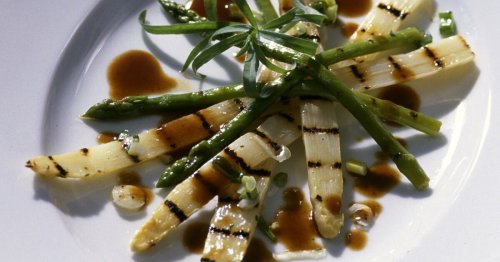 Weißen Spargel grillen: So schmeckt er am besten