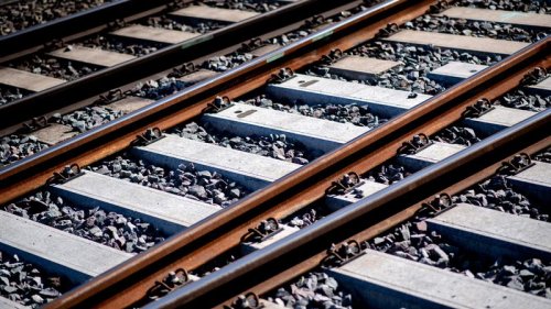 Kanthölzer auf Gleisen zwingen Zug in Pfinztal zur Schnellbremsung