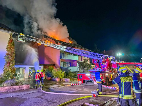 Großbrand zerstört dreistöckiges Mehrfamilienhaus in Weingarten