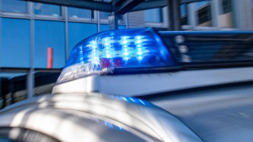 Verkehrsunfall mit Leichenwagen & Gefahrengut-Fässern auf der A5 bei Ettlingen