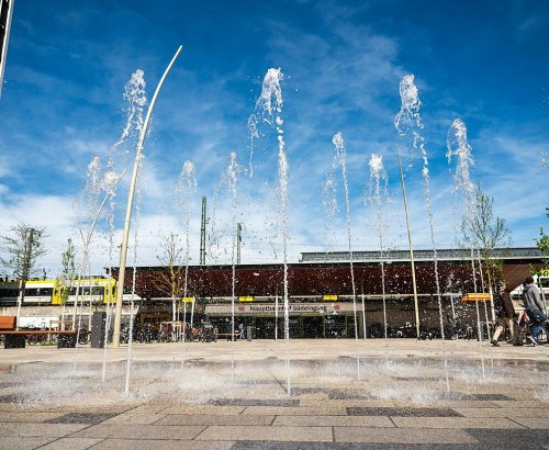 Wasserspiele am Karlsruher Bahnhofsvorplatz Süd gehen in Betrieb