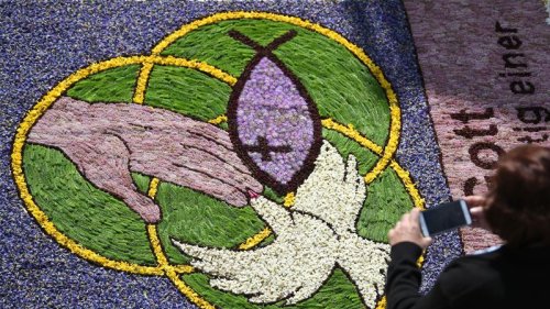 Friedensbotschaft aus Blumen: Katholiken feiern Fronleichnam