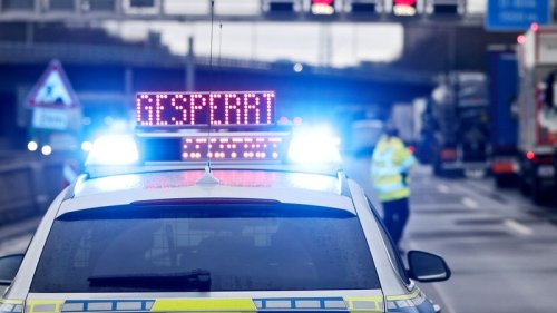 Auto überschlägt sich mehrfach auf A5 bei Rastatt: Fahrer schwer verletzt