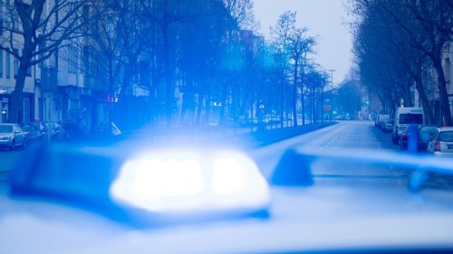 Auto kollidiert frontal mit Lastwagen in Durmersheim: Beifahrerin stirbt