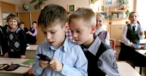 Милонов предложил составить список разрешённых ученикам смартфонов, чтобы избавиться от зависти в школах