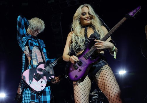 Gorgeous Female Guitarist Stuns With Rock Cover