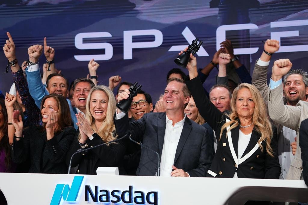 SpaceX crypto short squeeze briefly sends value to $3 trillion