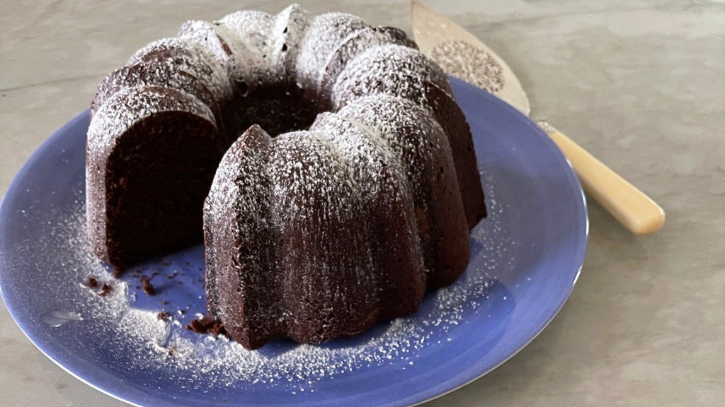 Recipes: How to bake Bundt cakes with blueberries, chocolate and booze