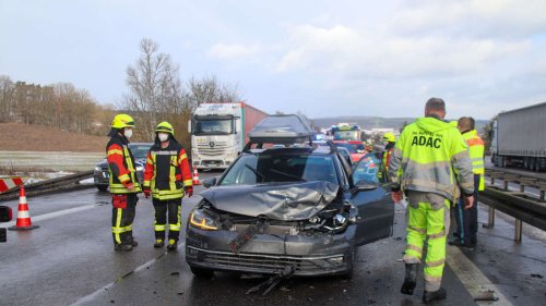Massenkarambolage in Stau auf der A93 bei Regensburg: Insgesamt 18 Autos in Unfälle verwickelt