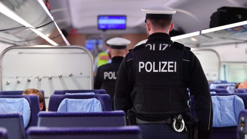 Vater kuschelt im Zug mit seinem Sohn: Nach Notruf nimmt die Polizei ihn fest