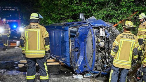 VW-Bus überschlägt sich auf Bundesstraße – Wer war der Fahrer?